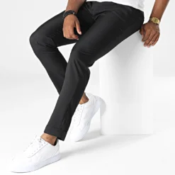 Pantalon Chino 398 Noir de Black Needle 8 Pantalon Chino 398 Noir de Black Needle -Black Needle Soldes black needle 329198 BLK 398 NOIR 20220726T155018 03