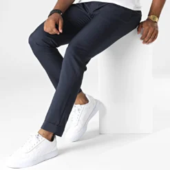 Pantalon Chino 398 Bleu Marine de Black Needle -Black Needle Soldes black needle 329201 BLK 398 NAVY 1 20220726T154959 03