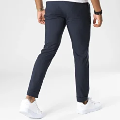 Pantalon Chino 398 Bleu Marine de Black Needle -Black Needle Soldes black needle 329201 BLK 398 NAVY 1 20220726T155001 04