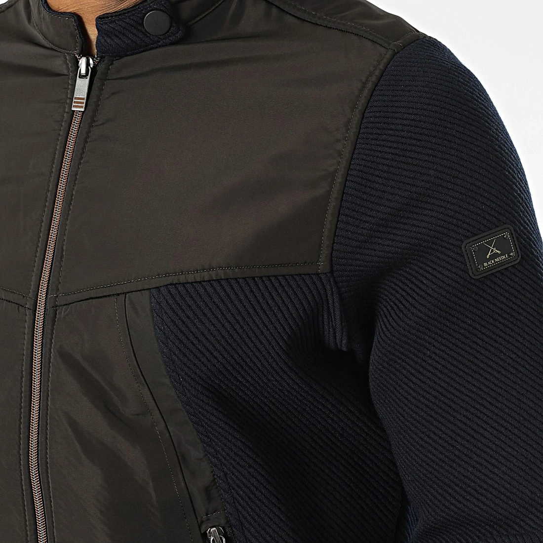 Veste Zippée BLC22K04 Bleu Marine Marron Foncé de Black Needle 4 Veste Zippée BLC22K04 Bleu Marine Marron Foncé de Black Needle – Image 2