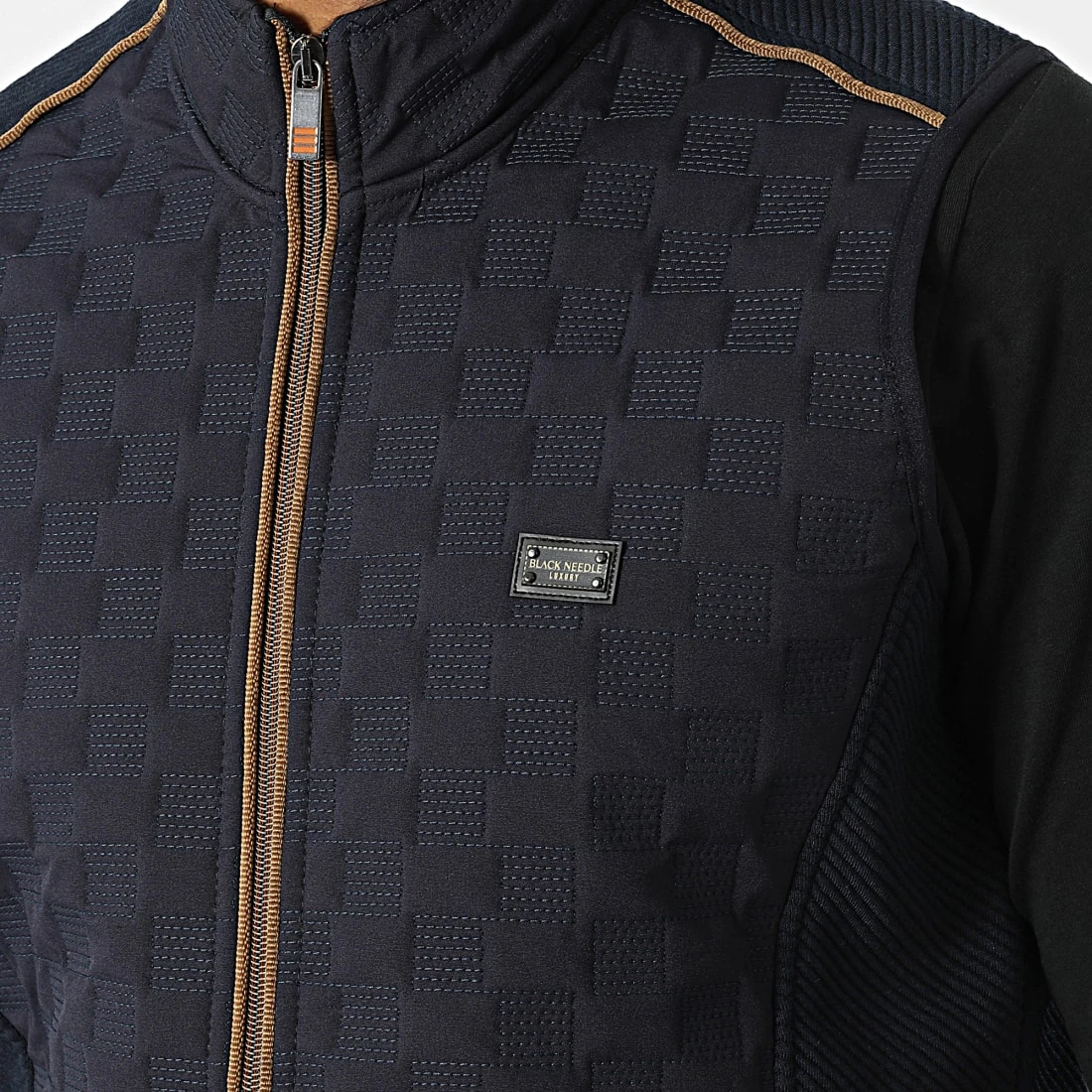 Veste Zippée Sans Manches BLC22K11 Bleu Marine de Black Needle 4 Veste Zippée Sans Manches BLC22K11 Bleu Marine de Black Needle – Image 2