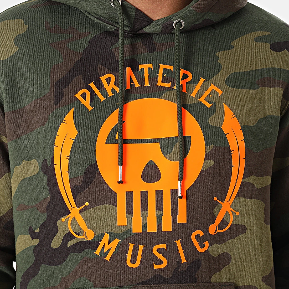 Sweat Capuche Camouflage Logo Vert Kaki Orange Fluo de Piraterie Music 4 Sweat Capuche Camouflage Logo Vert Kaki Orange Fluo de Piraterie Music – Image 2