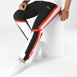 Pantalon Jogging Tricolore A Bandes Sword 6341 Noir Blanc Rouge de La Piraterie -Black Needle Soldes la piraterie 319833 6341 BLANC ROUGE 20220519T154828 03