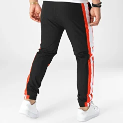 Pantalon Jogging Tricolore A Bandes Sword 6341 Noir Blanc Rouge de La Piraterie -Black Needle Soldes la piraterie 319833 6341 BLANC ROUGE 20220519T154829 04