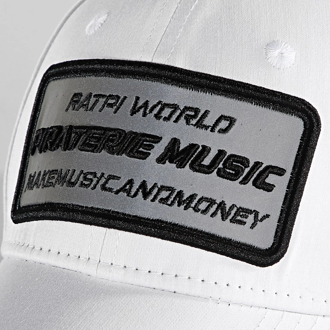 Casquette Réfléchissant Black Glitter Blanc de Piraterie Music 4 Casquette Réfléchissant Black Glitter Blanc de Piraterie Music – Image 2