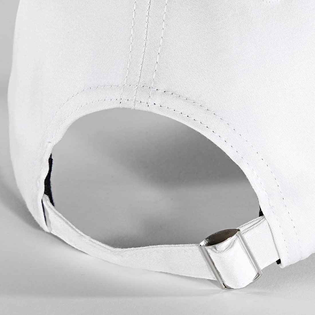 Casquette Réfléchissant Black Glitter Blanc de Piraterie Music 5 Casquette Réfléchissant Black Glitter Blanc de Piraterie Music – Image 3