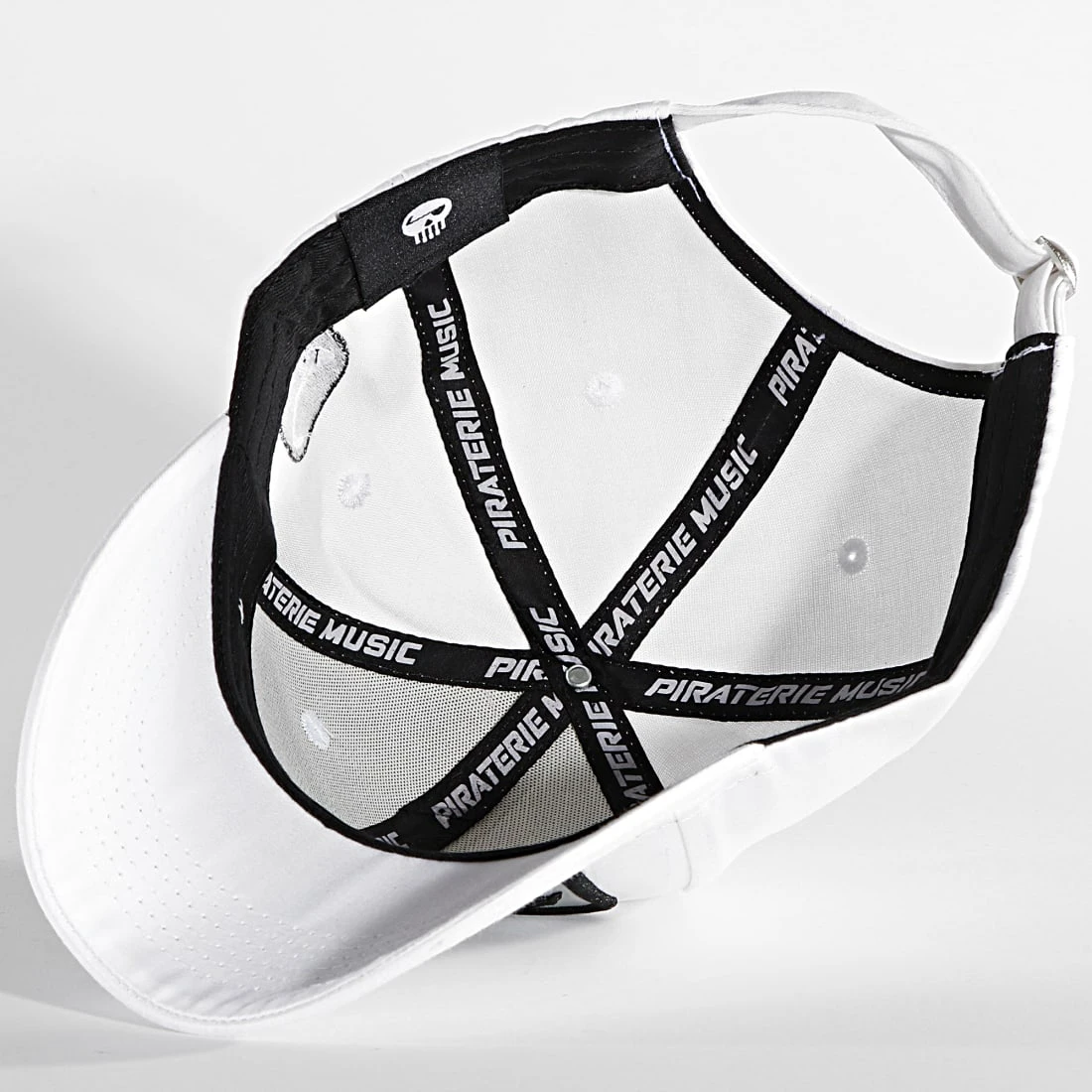 Casquette Réfléchissant Black Glitter Blanc de Piraterie Music 6 Casquette Réfléchissant Black Glitter Blanc de Piraterie Music – Image 4