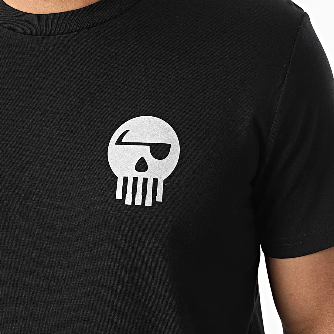 Tee Shirt Réfléchissant Logo Chest And Back Noir de Piraterie Music 4 Tee Shirt Réfléchissant Logo Chest And Back Noir de Piraterie Music – Image 2