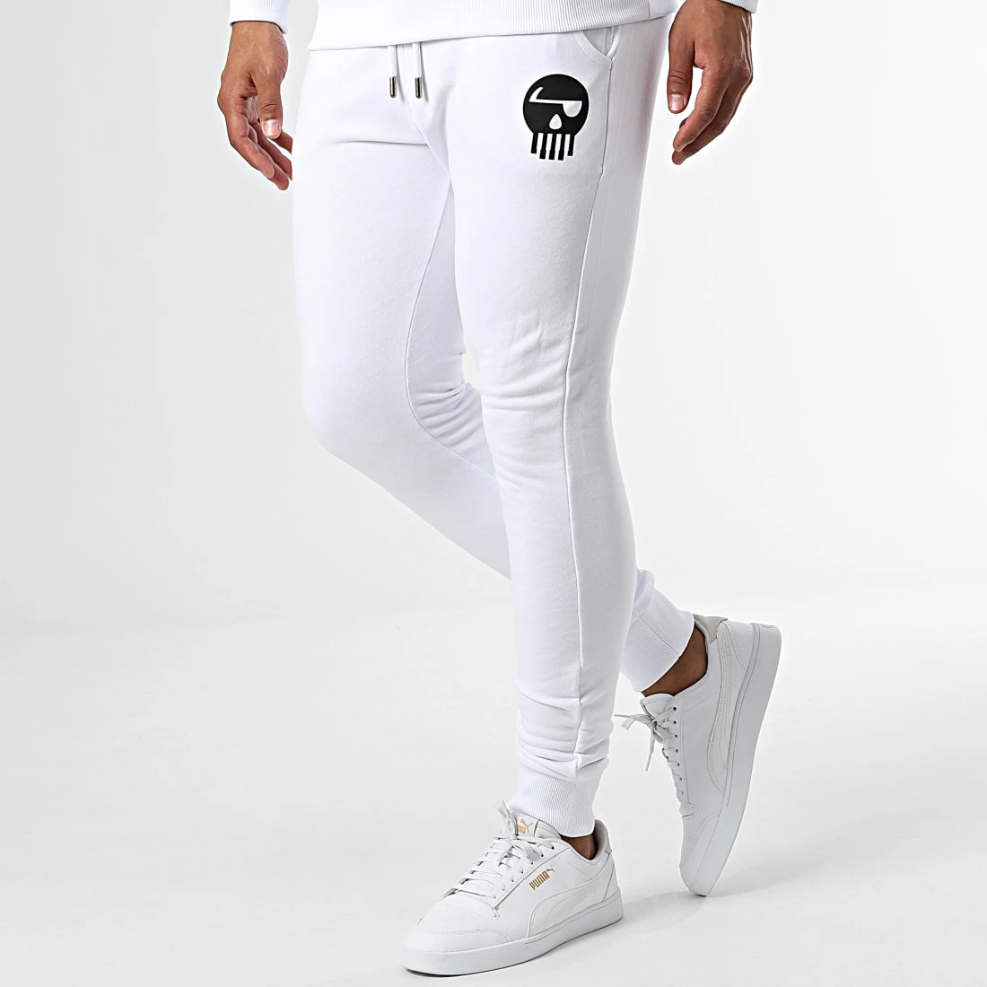 Ensemble De Survetement Logo Blanc Noir de Piraterie Music 6 Ensemble De Survetement Logo Blanc Noir de Piraterie Music – Image 4