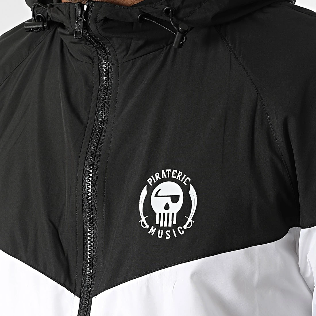 Coupe-Vent Bicolore Logo Blanc Noir de Piraterie Music 4 Coupe-Vent Bicolore Logo Blanc Noir de Piraterie Music – Image 2
