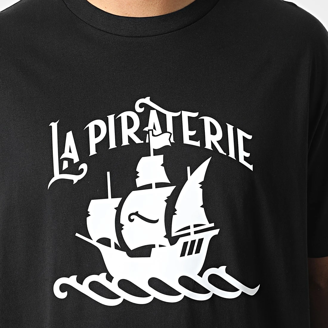 Tee Shirt Oversize Large Bateau Noir Blanc de La Piraterie 4 Tee Shirt Oversize Large Bateau Noir Blanc de La Piraterie – Image 2